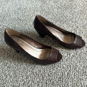 Dressbarn low heal pump, open toe.  Brown “snake” pattern.